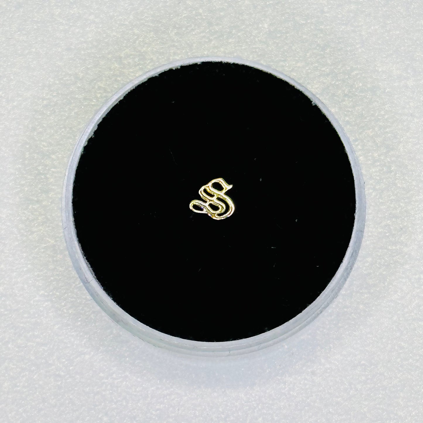 18k gold yellow gold S letter